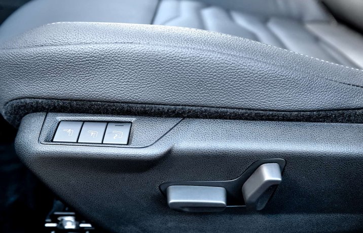 Jeep Avenger 2025, sterownie fotelem i masażem