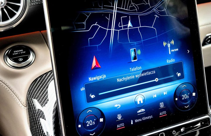 Mercedes-AMG SL 55 4MATIC+ – wnętrze, pochylenie ekranu, regulacja