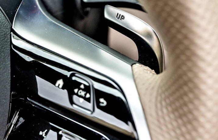 Mercedes-AMG SL 55 4MATIC+ – wnętrze, łopatka na kierownicy