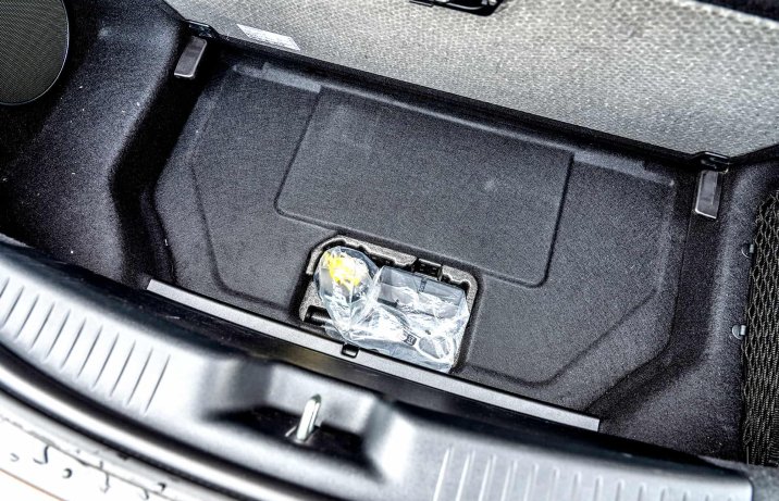 Mercedes-AMG SL 55 4MATIC+ – schowek w bagażniku