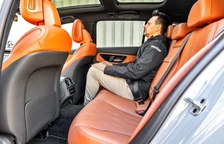 Mercedes C 300 de Kombi – siedzenia z tyłu z pasażerem