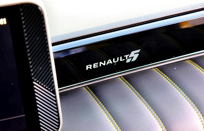 Renault 5 E-Tech 150 KM comfort range iconiq cinq 2025 – listwa przed pasażerem z podświetlanym znaczkiem