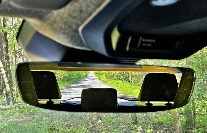 Renault 5 E-Tech 150 KM comfort range iconiq cinq 2025 – widok w lusterku wstrecznym