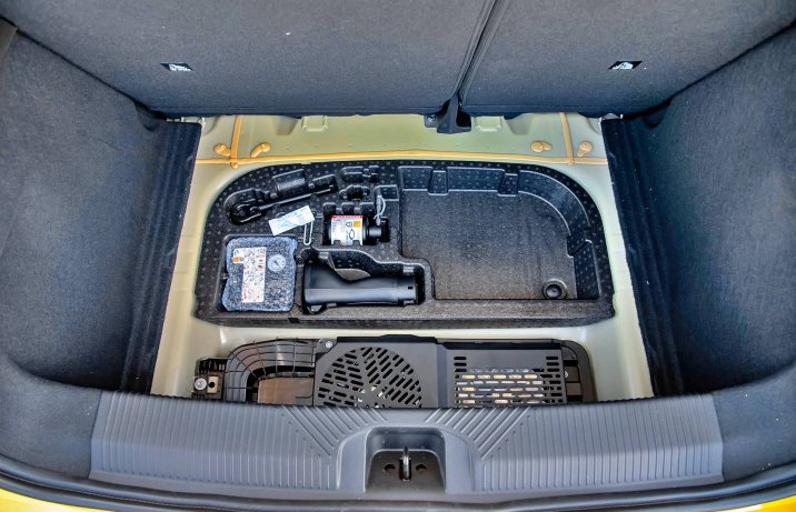 Renault 5 E-Tech 150 KM comfort range iconiq cinq 2025 – schowek pod podłogą bagażnika