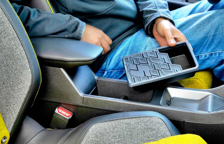 Renault 5 E-Tech 150 KM comfort range iconiq cinq 2025 – wkładka do schowek  w konsoli środkowej