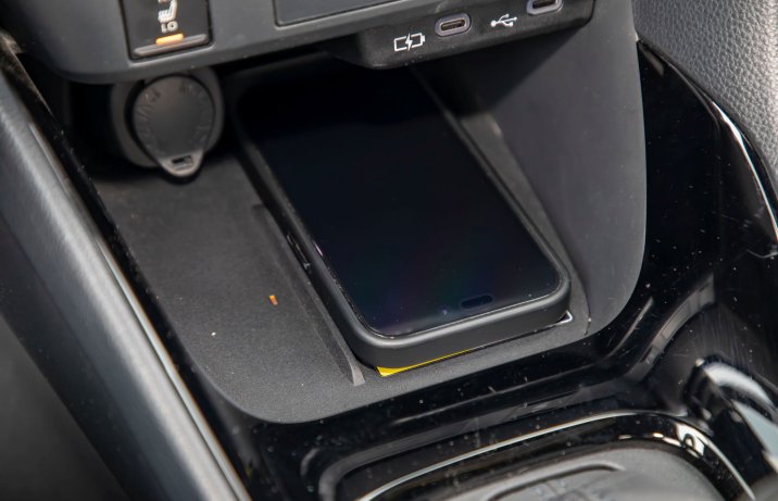 Toyota Yaris - ładowarka indukcyjna