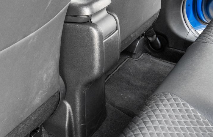 Toyota Yaris - tył konsoli