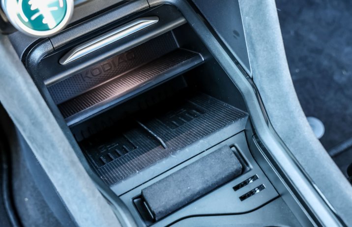 Skoda Kodiaq RS - ładowarki indukcyjne