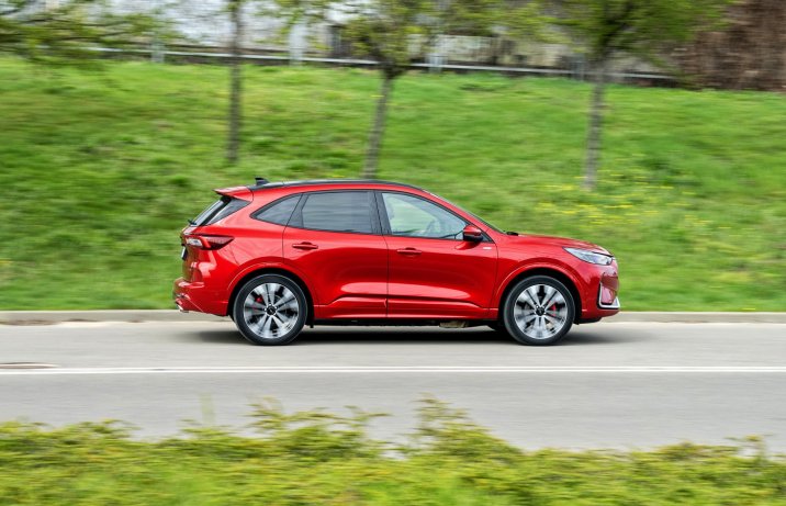 Ford Kuga 2.5 PHEV FWD (2025) – test – bok