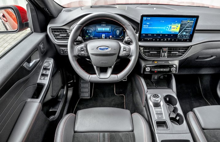 Ford Kuga 2.5 PHEV FWD (2025) – test – kokpit