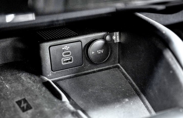 Ford Kuga 2.5 PHEV FWD (2025) – test – USB