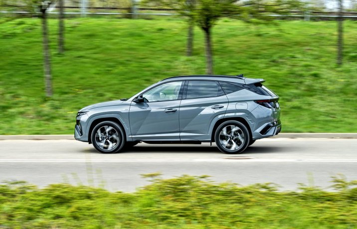 Hyundai Tucson 1.6 T-GDI PHEV 4WD (2025) – test – bok