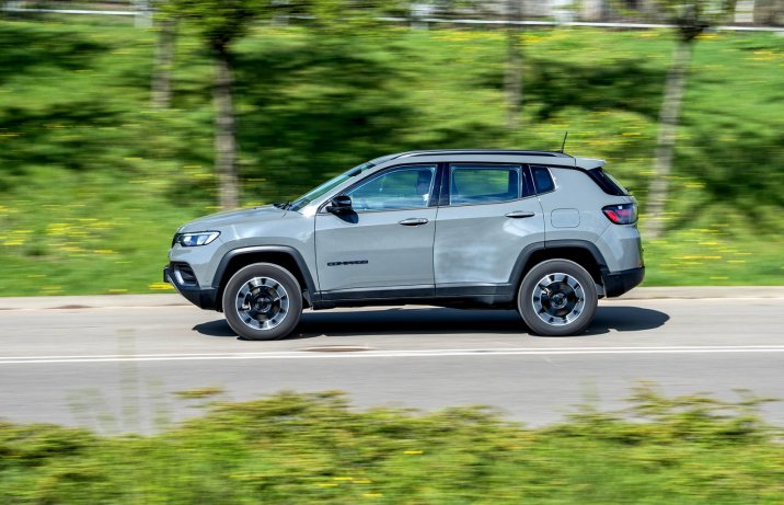 Jeep Compass 1.3 T4 4xe eAWD (2025) – test – bok