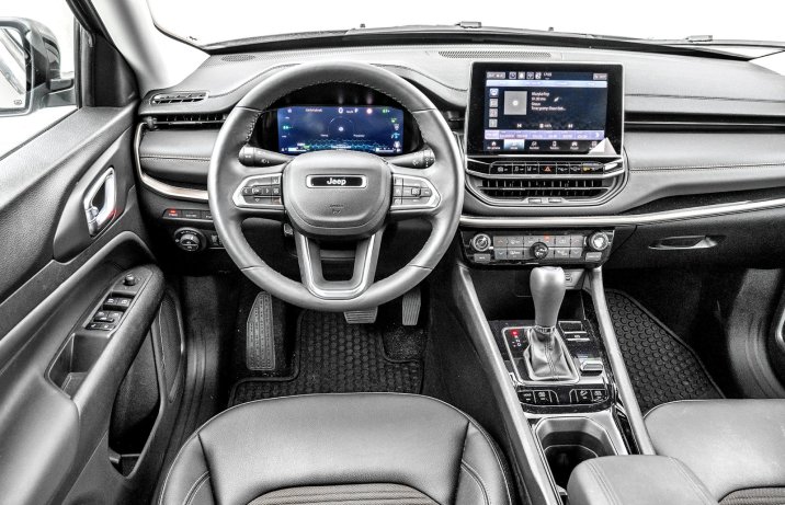 Jeep Compass 1.3 T4 4xe eAWD (2025) – test – kokpit