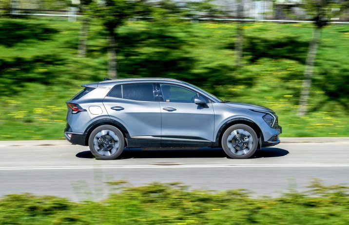 Kia Sportage 1.6 T-GDI PHEV AWD (2025) – test – bok