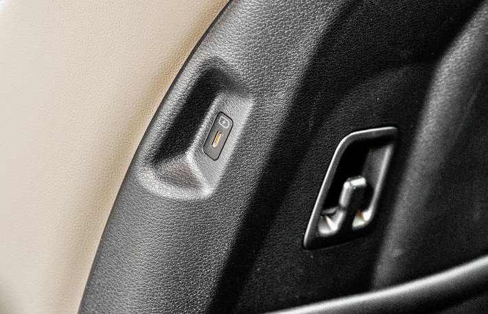 Kia Sportage 1.6 T-GDI PHEV AWD (2025) – test – USB