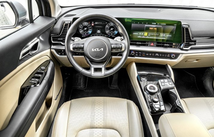 Kia Sportage 1.6 T-GDI PHEV AWD (2025) – test – kokpit