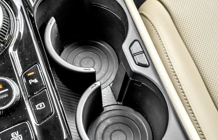 Kia Sportage 1.6 T-GDI PHEV AWD (2025) – test – cup-holdery