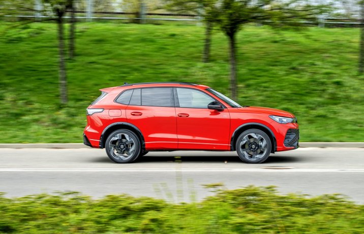 VW Tiguan 1.5 eHybrid DSG (2025 – test – bok