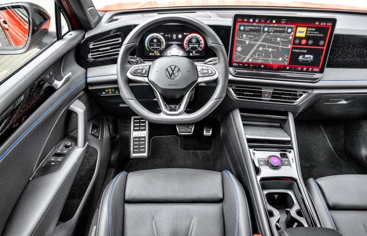 VW Tiguan 1.5 eHybrid DSG (2025 – test – kokpit