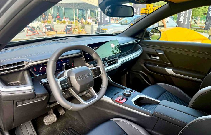 Jeep Compass 2025 – deska rozdzielcza