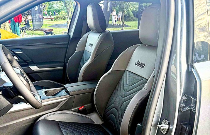 Jeep Compass 2025 – fotele