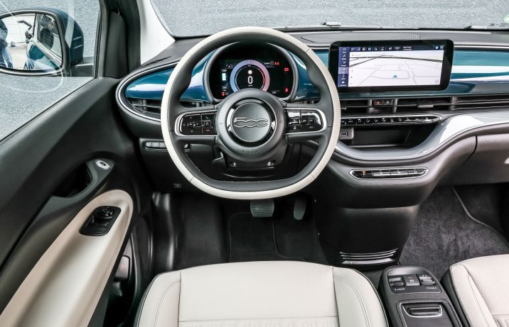 Fiat 500e - kokpit
