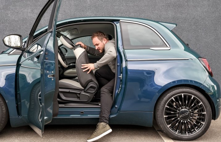 Fiat 500e - wsiadanie