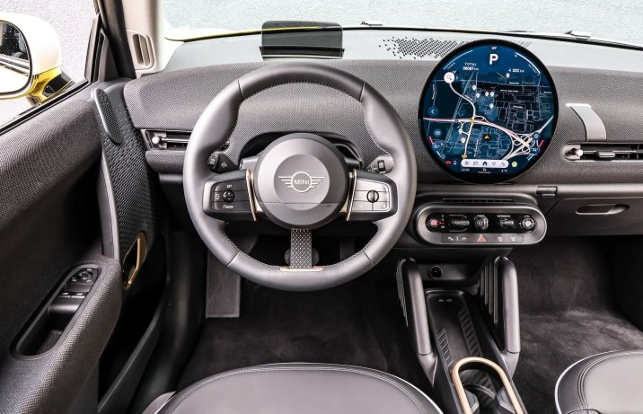 Mini Cooper E - kokpit