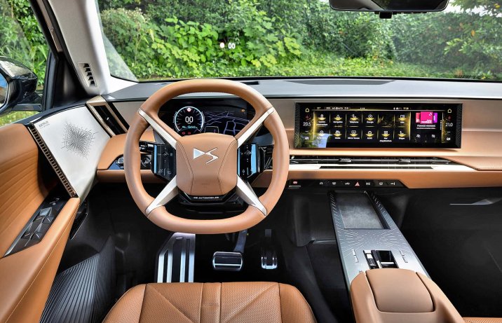 DS N°8 2025 – wnętrze, deska rozdzielcza