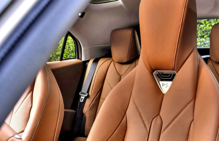 DS N°8 2025 – wnętrze, fotel