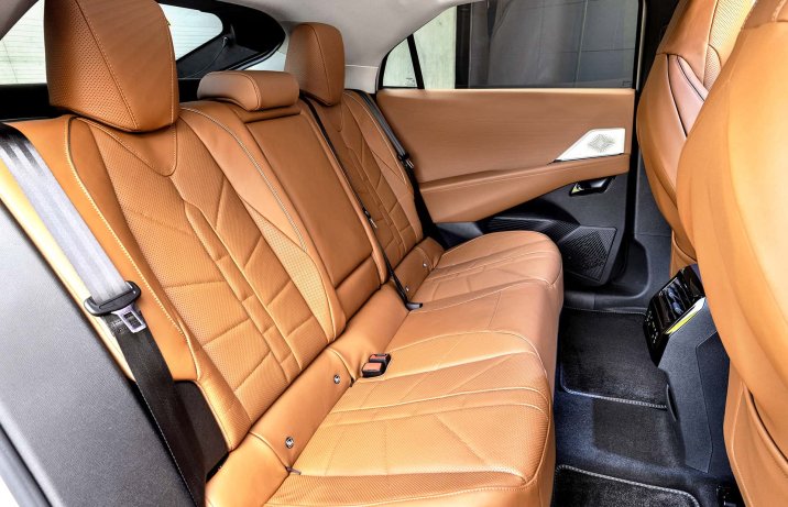 DS N°8 2025 – wnętrze, kanapa