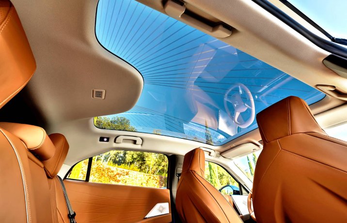 DS N°8 2025 – wnętrze, szklany dach