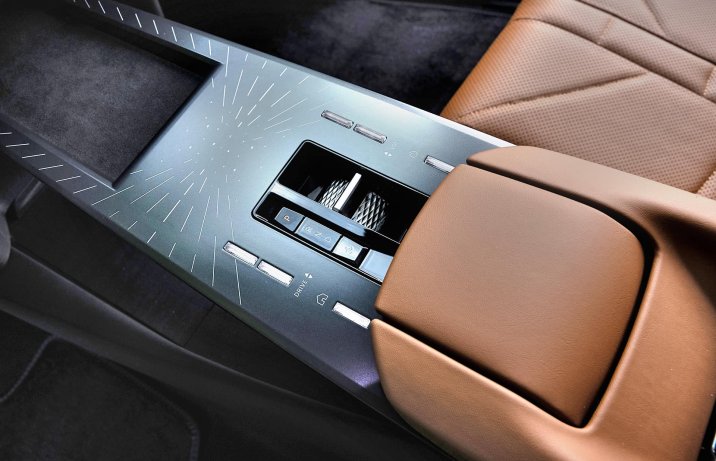 DS N°8 2025 – wnętrze, tunel środkowy, wybierak biegów