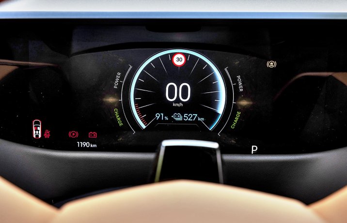 DS N°8 2025 – wnętrze, wskaźniki cyfrowe