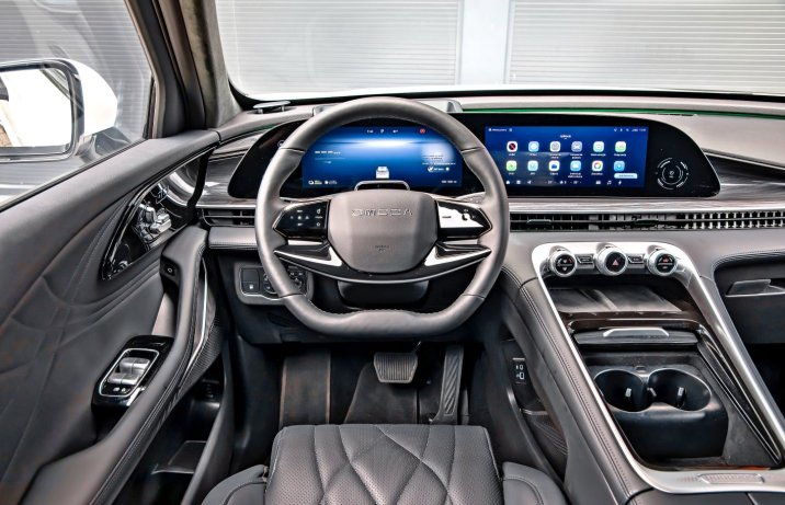 Omoda 9 Super Hybrid 2025 – wnętrze, deska rozdzielcza