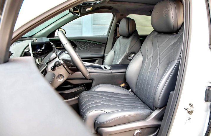 Omoda 9 Super Hybrid 2025 – wnętrze, fotele