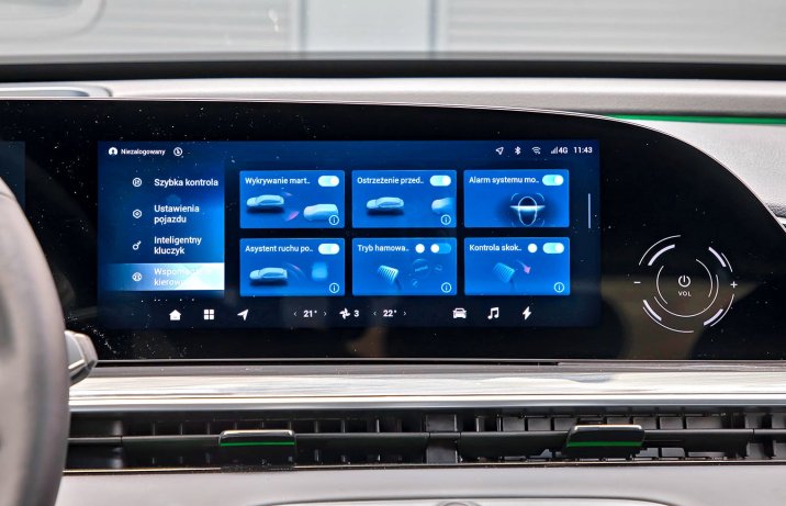 Omoda 9 Super Hybrid 2025 – wnętrze, wyświetlacz z systemami  bezpieczeństwa