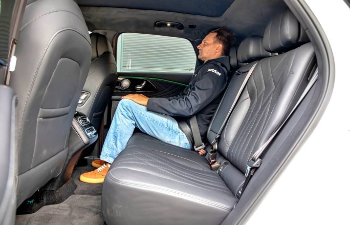 Omoda 9 Super Hybrid 2025 – wnętrze, kanapa z pasażerem