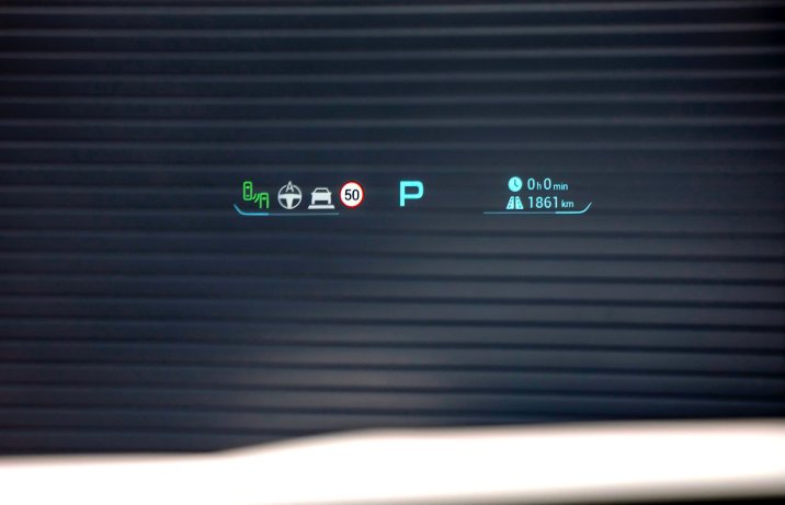 Omoda 9 Super Hybrid 2025 – wnętrze, wyświetlacz przezierny HUD