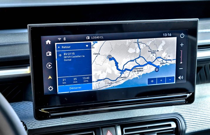 Nowy Citroën C3 Aircross 2025 – wnętrze, ekran centralny z mapą