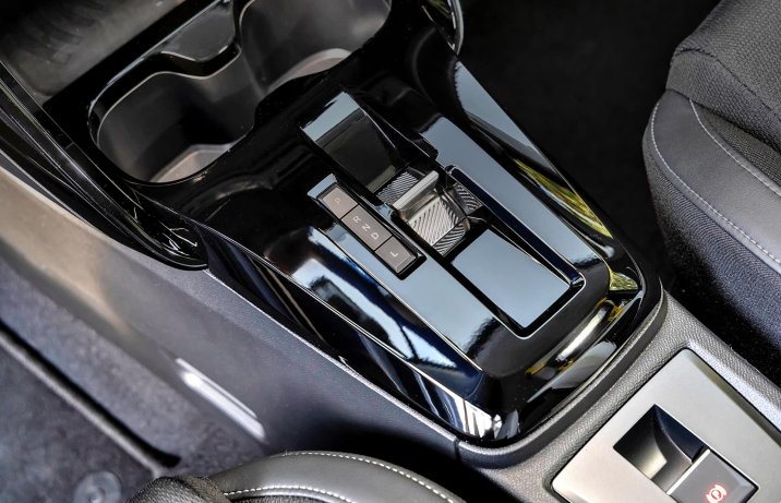 Nowy Citroën C3 Aircross 2025 – wnętrze, ładowarka indukcyjna, wybierak biegów