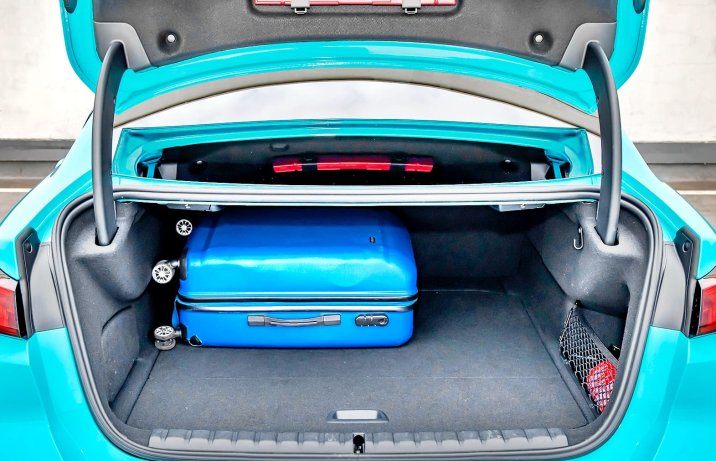 BMW M235 xDrive Gran Coupe 2025 – wnętrze, bagażnik