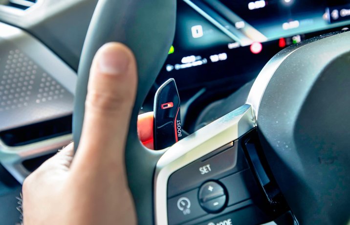 BMW M235 xDrive Gran Coupe 2025 – wnętrze, łopatka boost