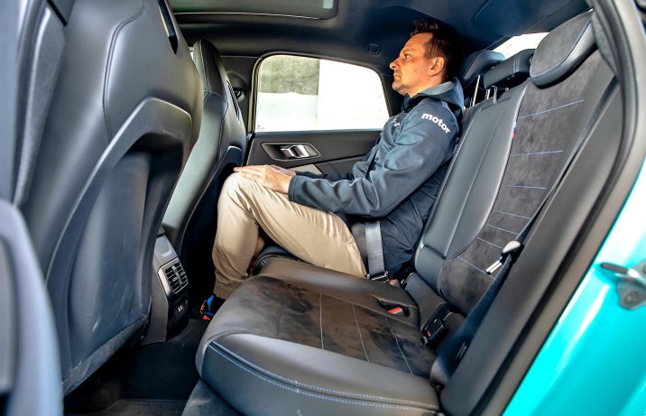 BMW M235 xDrive Gran Coupe 2025 – wnętrze, kanapa z pasażerem