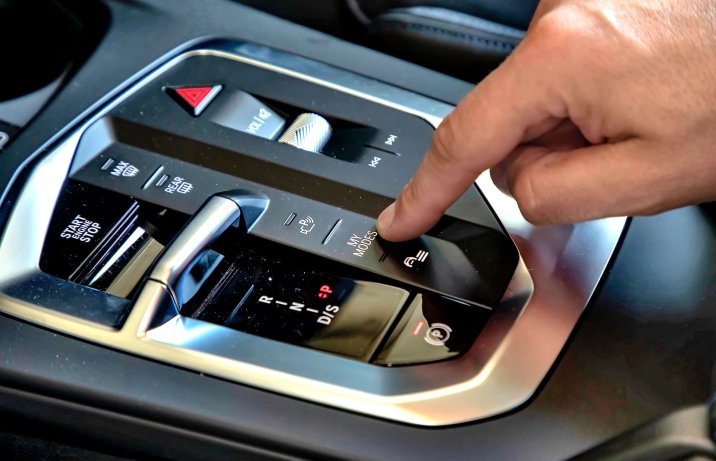 BMW M235 xDrive Gran Coupe 2025 – wnętrze, panel sterowania na tunelu środkowym