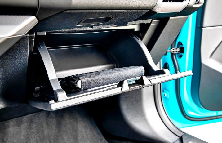 BMW M235 xDrive Gran Coupe 2025 – wnętrze, schowek przed pasażerem