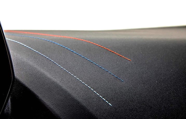 BMW M235 xDrive Gran Coupe 2025 – wnętrze, przeszycia na desce rozdzielczej