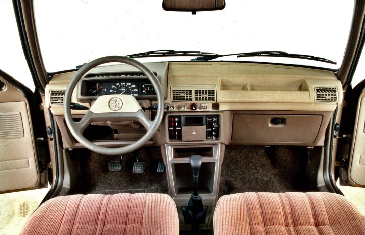 Peugeot 205 – wnętrze, deska rozdzielcza przed liftingiem