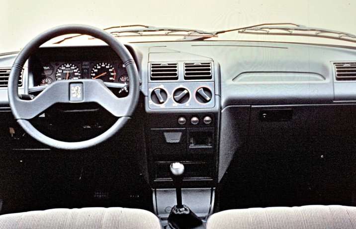 Peugeot 205 – wnętrze, deska rozdzielcza, po liftingu